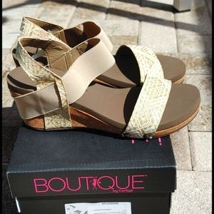 Boutique sz 9 "Splendor" beige\cr wedge